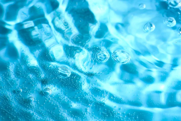 Agua abstracta azul con burbujas en la ondulación del agua. Macro. Primer plano. Copia-spac — Foto de Stock