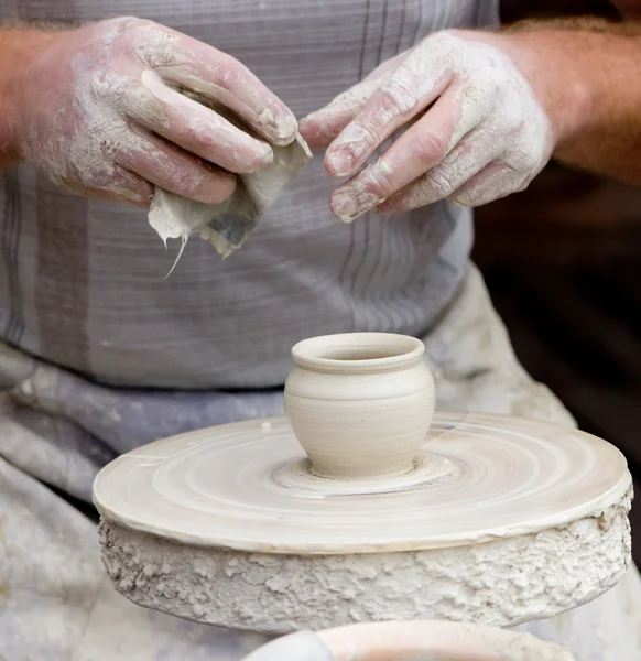 Rzemieślnik zrobić mały potter z białej glinki. — Zdjęcie stockowe