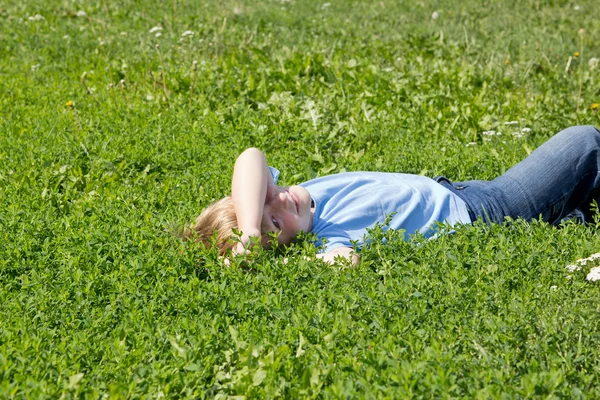 男孩在绿草中玩得开心. — 图库照片