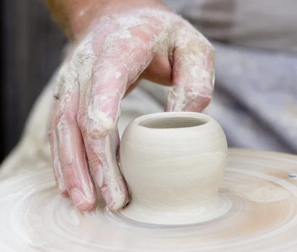 Hantverkare gör en liten potter från vit lera. — Stockfoto