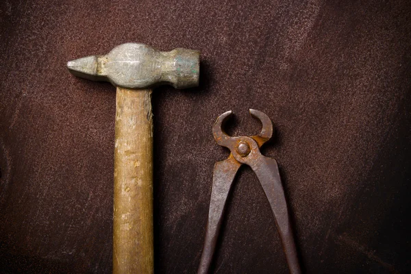 Old vintage clip with hammer on the grunge rusty background with copy-space — Stock Photo, Image