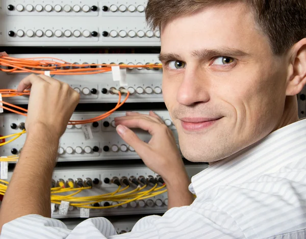 De ingenieur in een gegevensverwerking centrum van isp internet serviceprovider h — Stockfoto