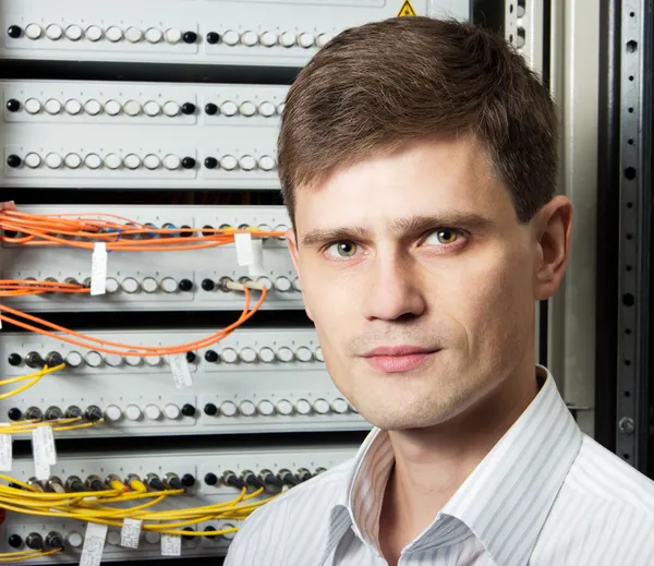 El ingeniero en un centro de procesamiento de datos del proveedor de servicios de Internet ISP s — Foto de Stock