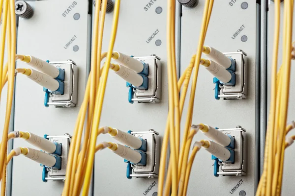 Roteador de internet moderno em data center com placas de interface 10G, módulos XFP — Fotografia de Stock