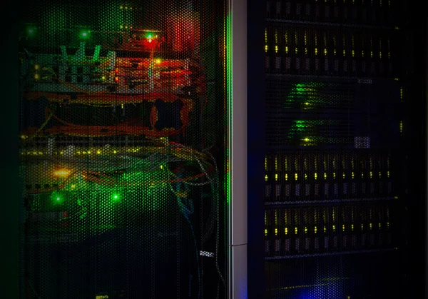 Centre de données dans la nuit. Chambre sombre avec lumière de la lumière des télécommunications — Photo