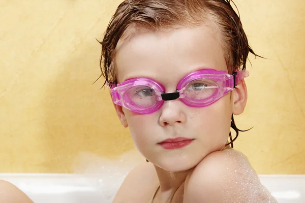 Cute boy have fun in the bathroom. The boy in the foam bath and swimming go — Stock Photo, Image
