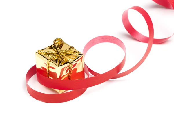 Аннотация золотой подарочной коробки с красной кудрявой лентой. Минимализм — стоковое фото