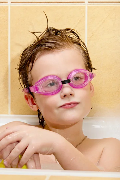 Aranyos fiú szórakozni a fürdőszobában. — Stock Fotó