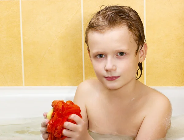 Aranyos fiú van a fürdőszobában mosógép. — Stock Fotó