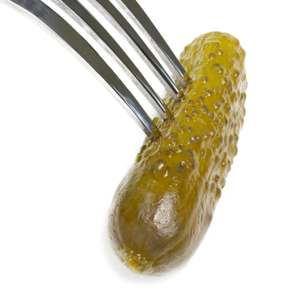 Isolert marinert agurk på gaffelen – stockfoto