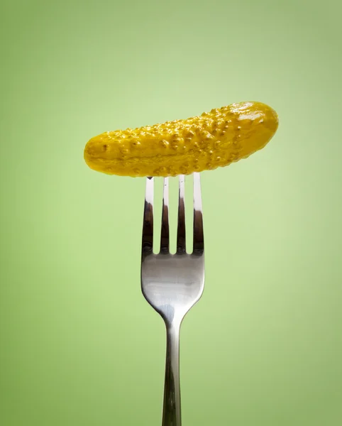 Gemarineerde komkommer op de vork — Stockfoto