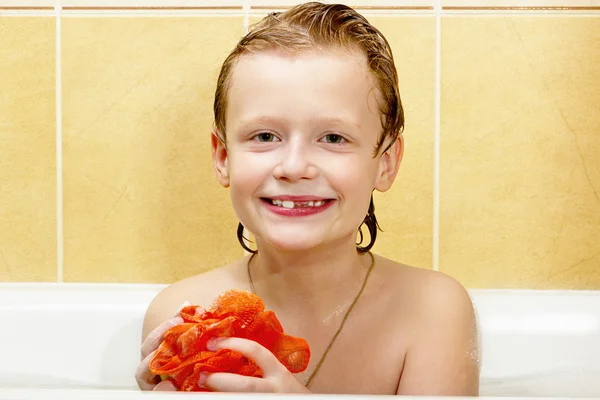 Schattige jongen hebben plezier in de badkamer. — Stockfoto