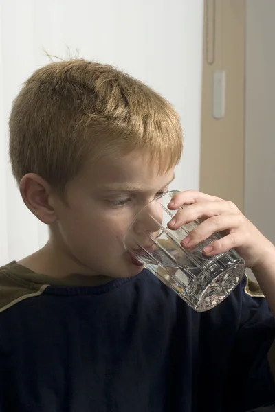 Jonge jongen drinkwater — Stockfoto