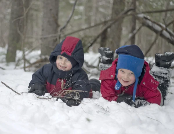 在雪中玩耍的孩子们 — 图库照片