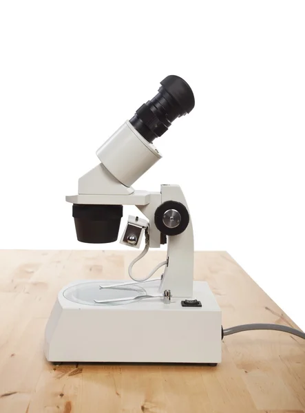 Στερεοφωνικό μικροσκόπιο στο ξύλινο γραφείο — Φωτογραφία Αρχείου