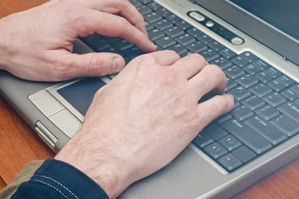 Typing on a laptop — Stock Photo, Image