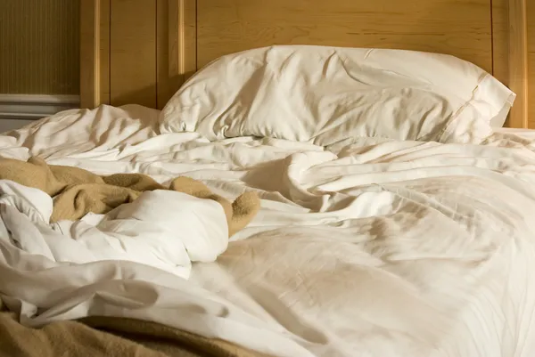 Несделанная кровать — стоковое фото
