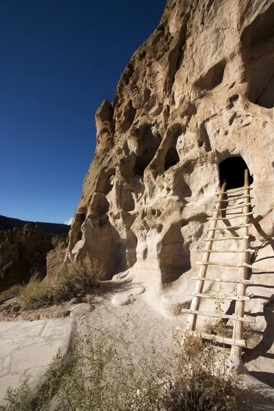 バンデリア ニュー メキシコ州で崖の住居 ストック画像
