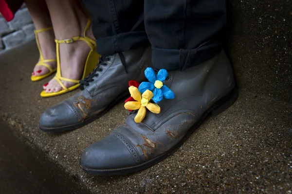 Грязные туфли с цветочным украшением — стоковое фото