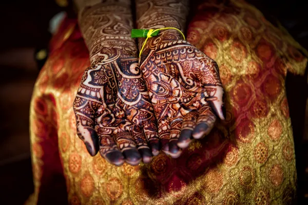Mãos de tatuagem Henna — Fotografia de Stock