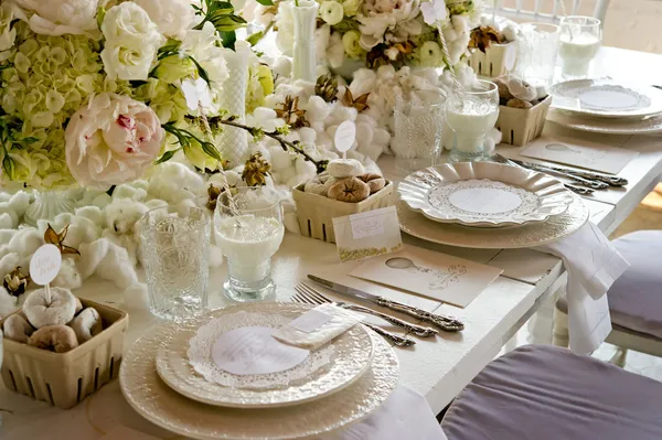 Table de banquet de mariage blanc avec lait et beignets Photo De Stock