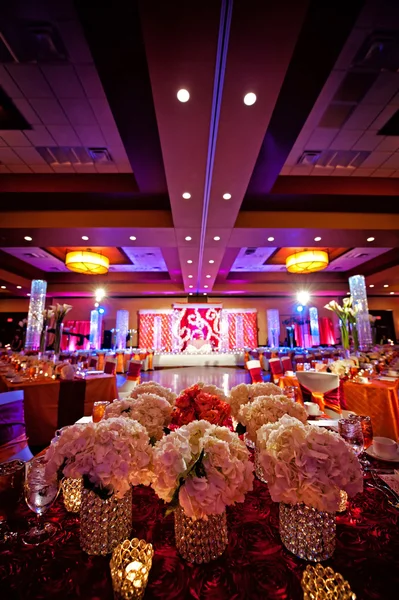 Festsaal für indische Hochzeit dekoriert Stockbild