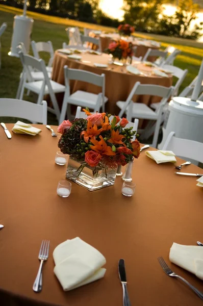 Configuração de mesa em um casamento ao ar livre — Fotografia de Stock