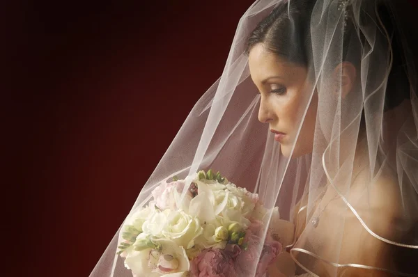 Sposa tenendo il suo bouquet da sposa — Foto Stock