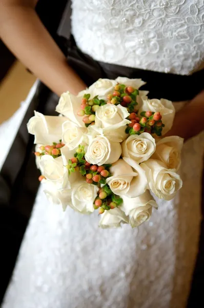 A close up image of a bride holding her beautiful bouquet — Stock Photo, Image