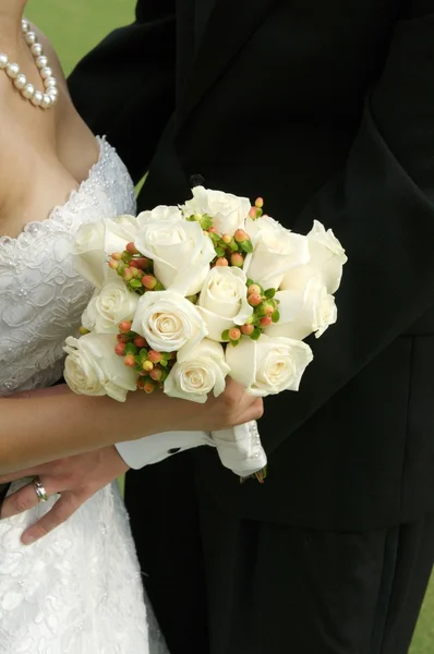 Un'immagine ravvicinata di una sposa che tiene il suo bellissimo bouquet — Foto Stock