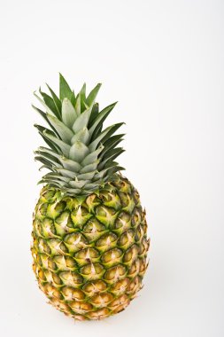 Beyaz arkaplanda ananas