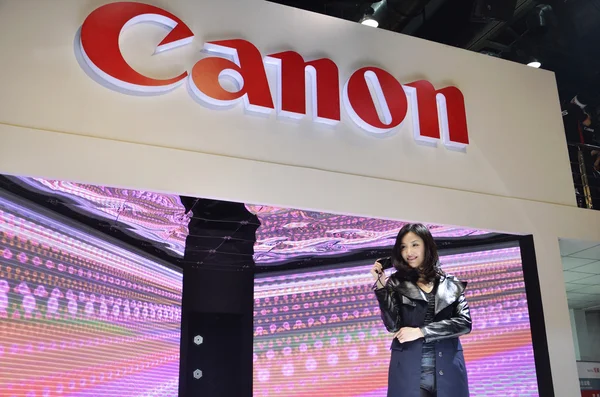 A model showing the digital camera of Canon company — Stock Photo, Image