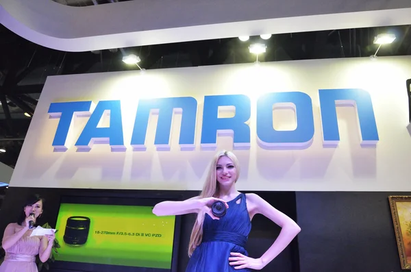 A model showing the lens of TAMRON company — Stock Photo, Image