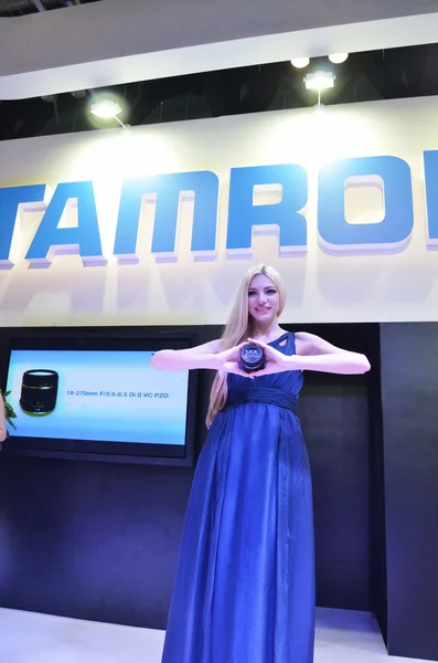 A model showing the lens of TAMRON company — Stock Photo, Image
