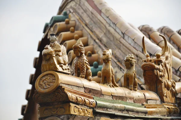 Chinese eave met beest standbeeld — Stockfoto
