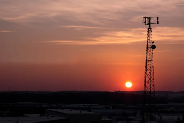 暗いオレンジ携帯電話の塔のシルエット — ストック写真
