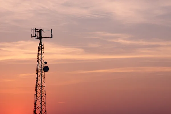Oranje-roze mobiele telefoon toren silhouet — Stockfoto