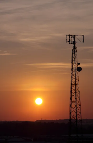 Torre de la célula puesta del sol — Foto de Stock