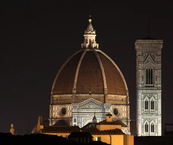 Duomo en bell tower in de nacht — Stockfoto