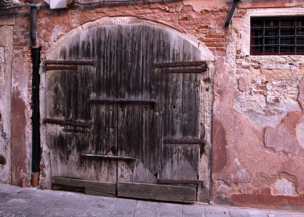 Çok eski büyük ahşap kapı — Stok fotoğraf