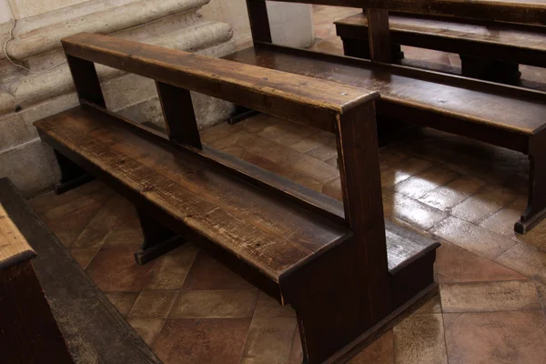 Ošoupaný kostelními lavicemi — Stock fotografie