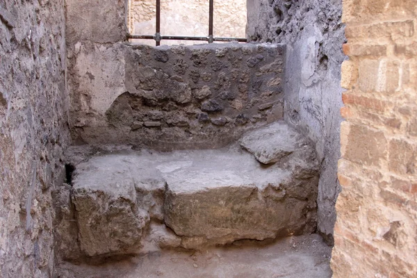 Каменная кровать в Помпеях — стоковое фото