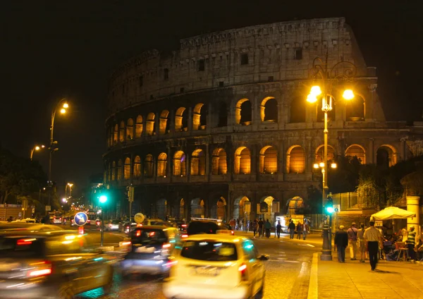 Colosseum verkeer vervagen — Stockfoto