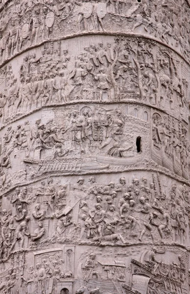 トラヤヌスの記念柱間近 — ストック写真