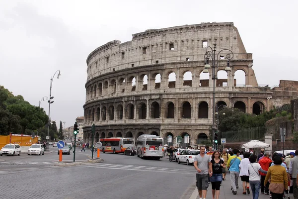 Coliseu e rua — Fotografia de Stock