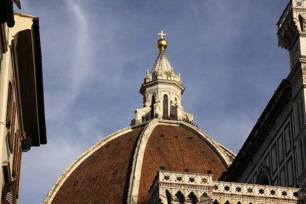 Turistas no topo do Duomo — Fotografia de Stock
