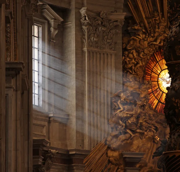 Lichtstrahlen in St. Peter 's — Stockfoto