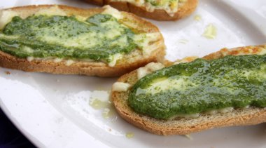 pesto ve peynir ekmek