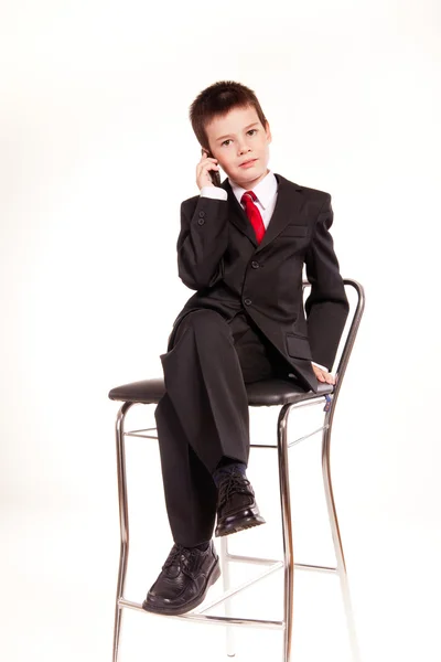 Chłopiec w oficjalnych dresscode z telefonu komórkowego — Zdjęcie stockowe