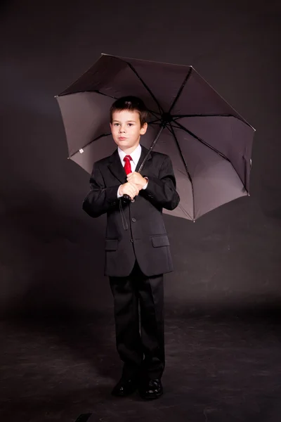 Мальчик в официальном дресс-коде с зонтиком — стоковое фото